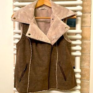 True Grit sherpa lined faux vest in brown.size small (no tag)